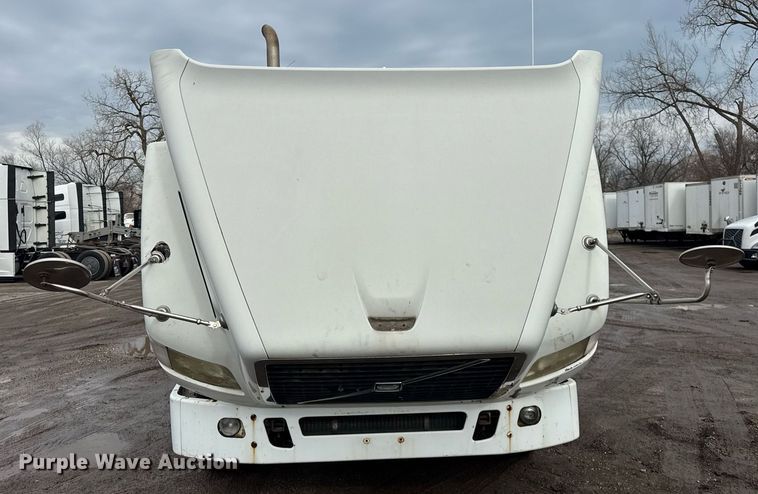 image for item DH9816 2005 Volvo VN semi truck