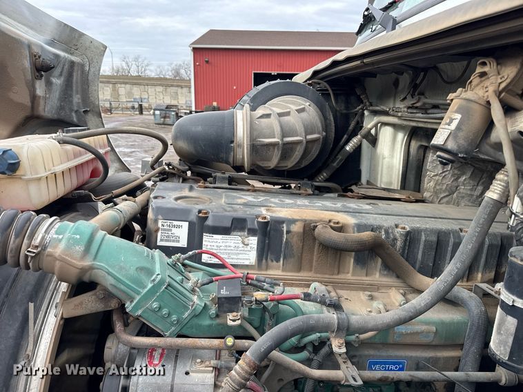 image for item DH9816 2005 Volvo VN semi truck