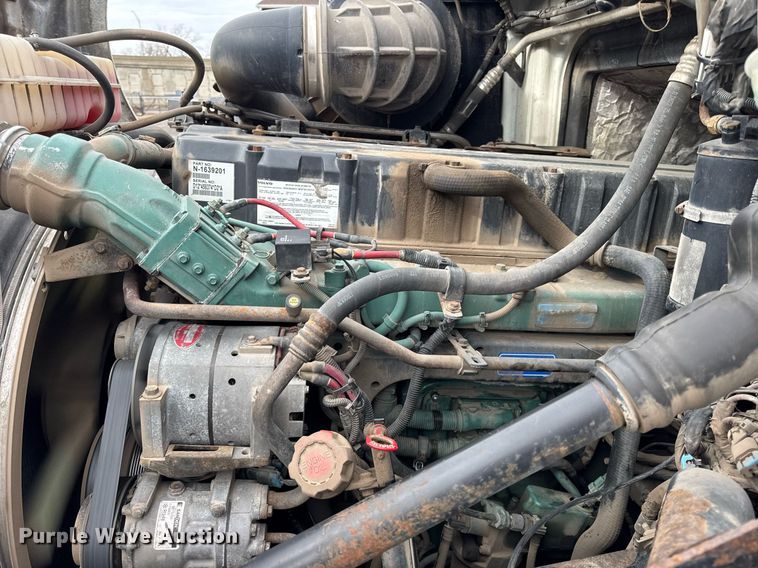 image for item DH9816 2005 Volvo VN semi truck