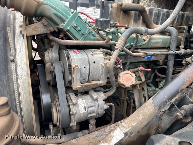 image for item DH9816 2005 Volvo VN semi truck