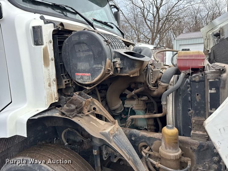 image for item DH9816 2005 Volvo VN semi truck