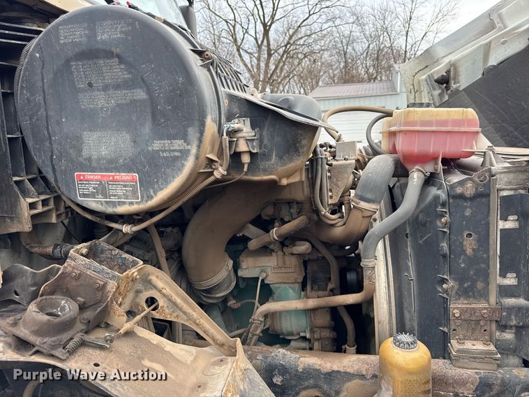 image for item DH9816 2005 Volvo VN semi truck