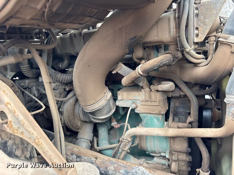 image for item DH9816 2005 Volvo VN semi truck