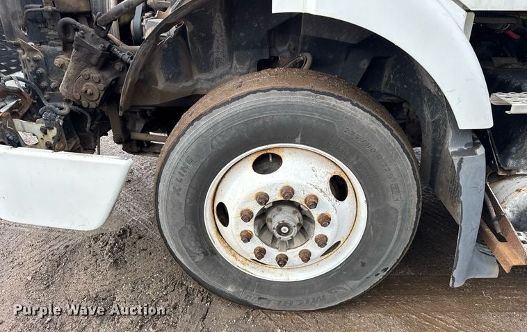 image for item DH9816 2005 Volvo VN semi truck