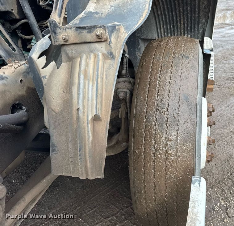 image for item DH9816 2005 Volvo VN semi truck