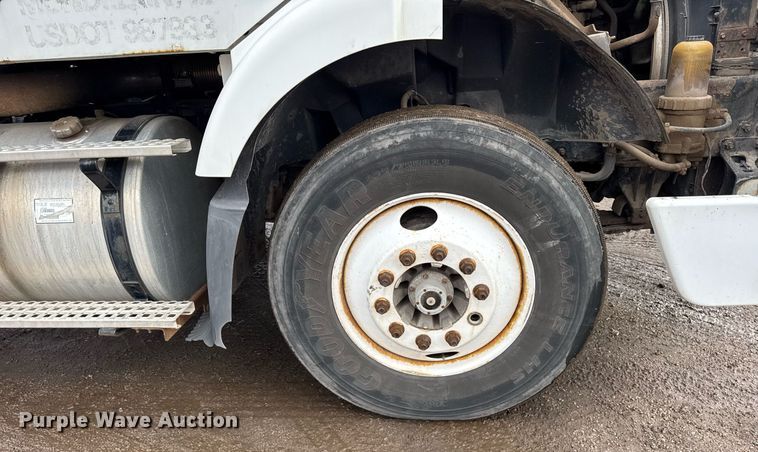 image for item DH9816 2005 Volvo VN semi truck