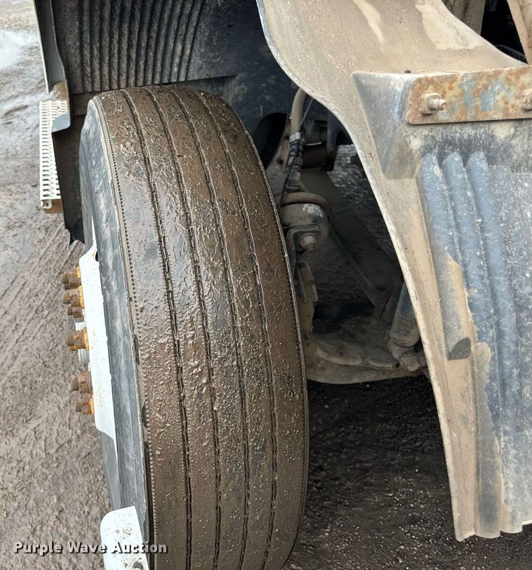 image for item DH9816 2005 Volvo VN semi truck