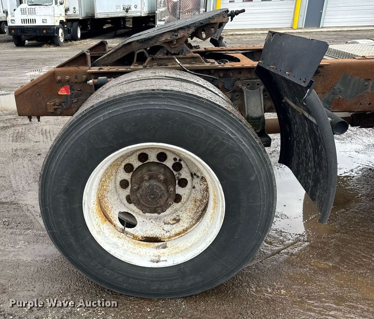 image for item DH9816 2005 Volvo VN semi truck