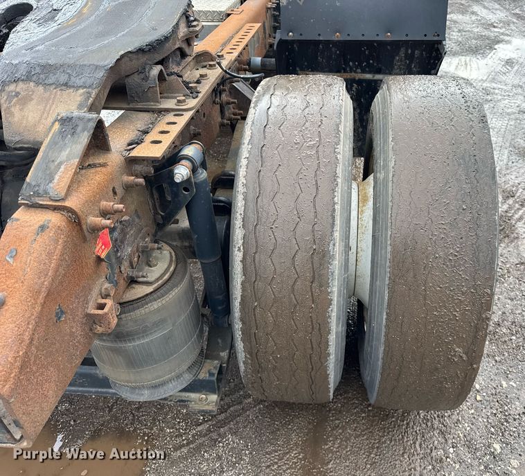 image for item DH9816 2005 Volvo VN semi truck