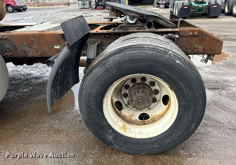 image for item DH9816 2005 Volvo VN semi truck