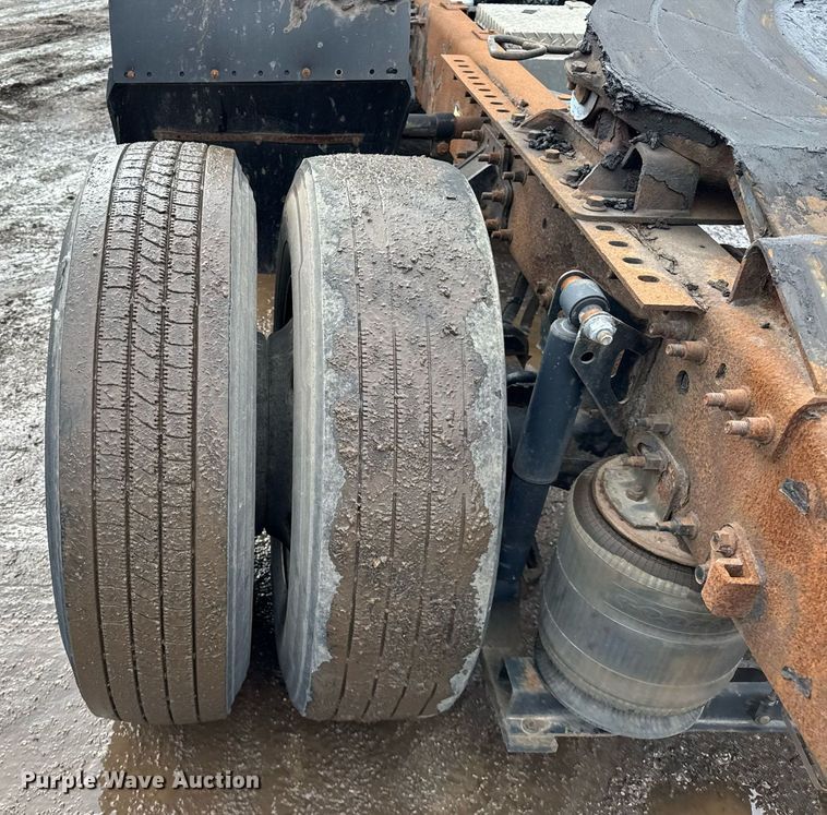 image for item DH9816 2005 Volvo VN semi truck