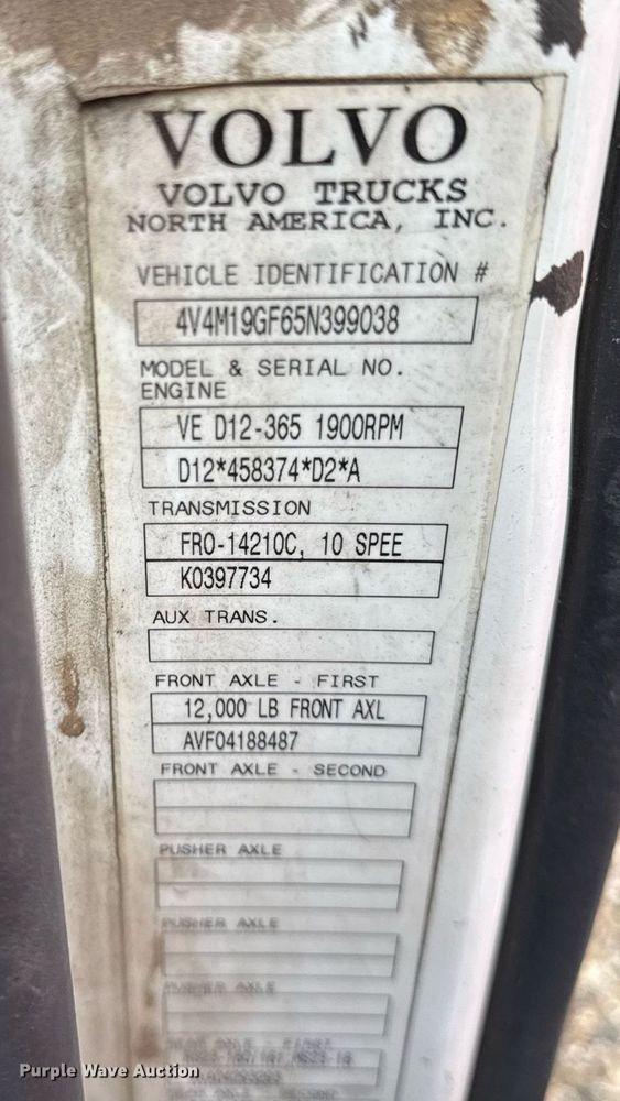 image for item DH9816 2005 Volvo VN semi truck