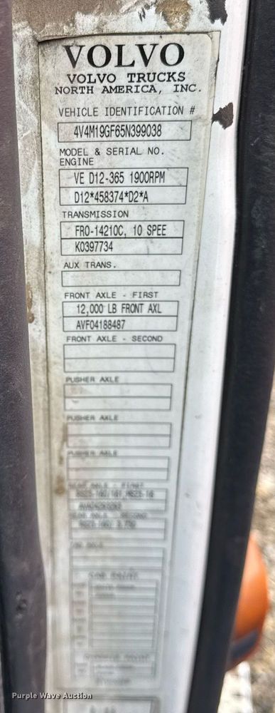 image for item DH9816 2005 Volvo VN semi truck