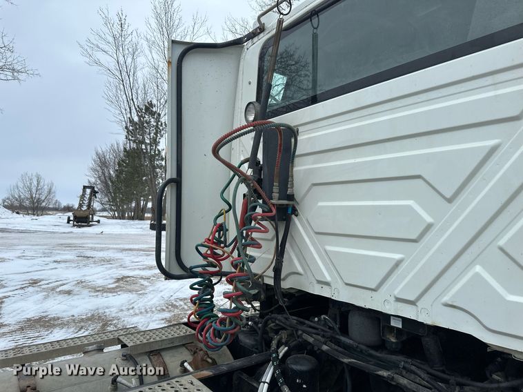 image for item DN0951 2015 International  ProStar 122 semi truck