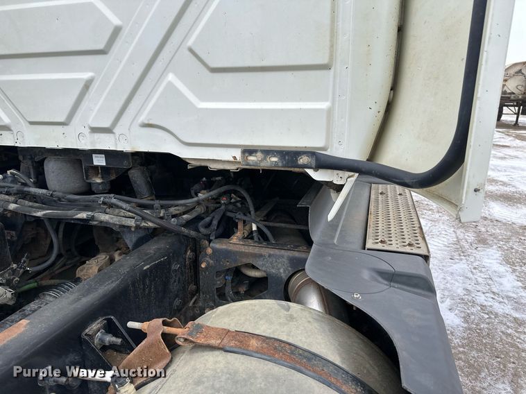 image for item DN0951 2015 International  ProStar 122 semi truck