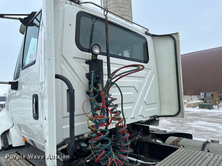 image for item DN0951 2015 International  ProStar 122 semi truck