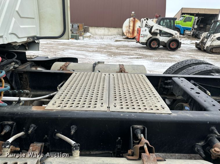 image for item DN0951 2015 International  ProStar 122 semi truck