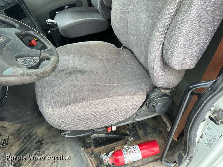 image for item DN0951 2015 International  ProStar 122 semi truck