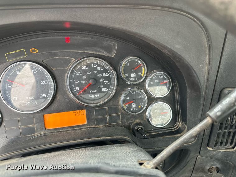 image for item DN0951 2015 International  ProStar 122 semi truck