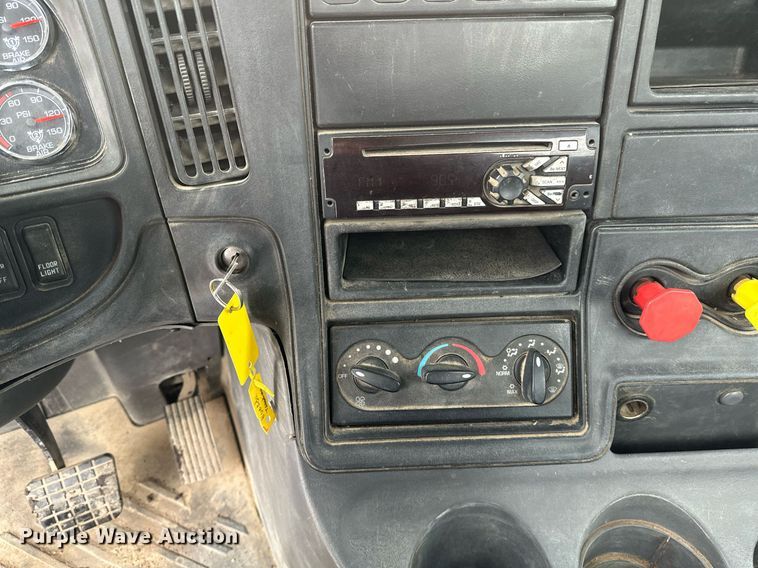 image for item DN0951 2015 International  ProStar 122 semi truck