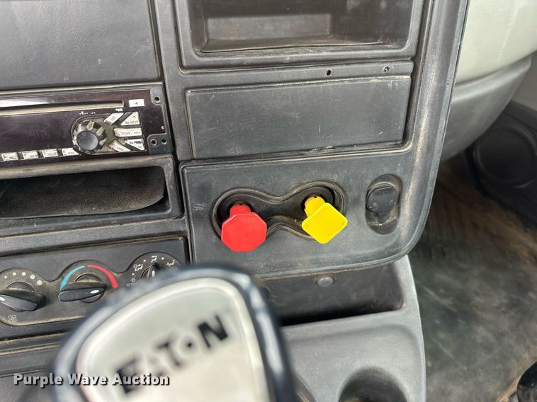 image for item DN0951 2015 International  ProStar 122 semi truck