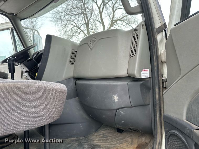 image for item DN0951 2015 International  ProStar 122 semi truck