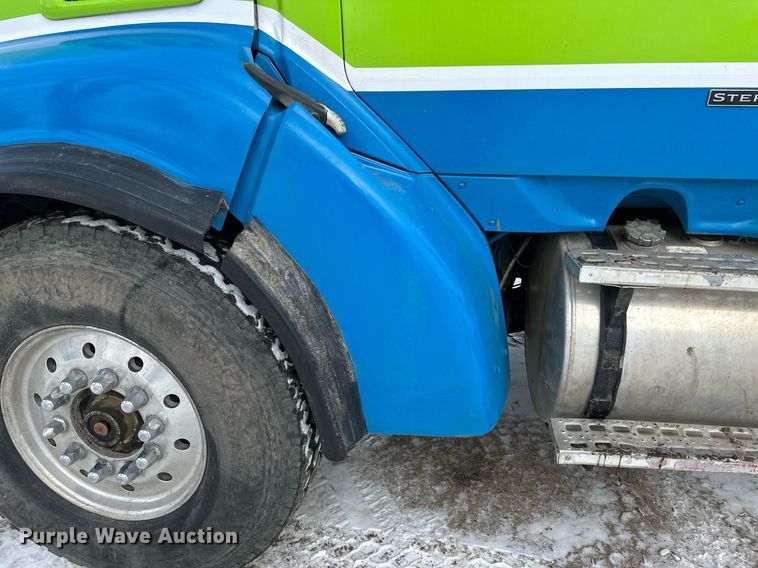 image for item DN0954 2000 Sterling  L9522 semi truck