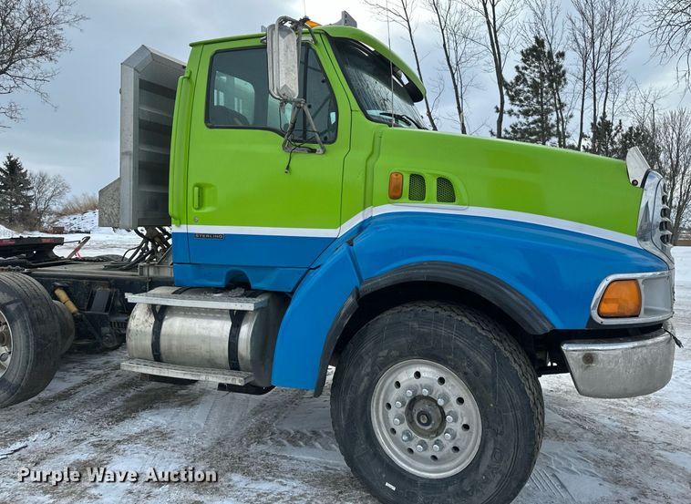 image for item DN0954 2000 Sterling  L9522 semi truck