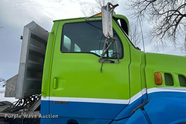image for item DN0954 2000 Sterling  L9522 semi truck