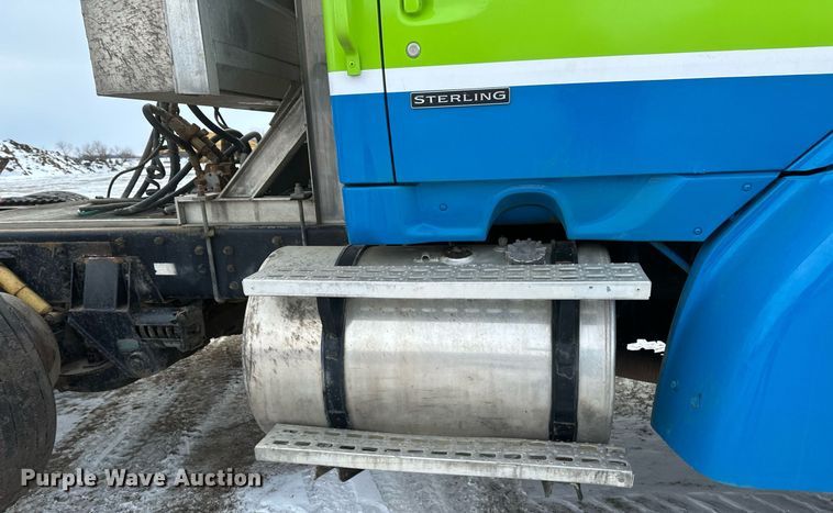 image for item DN0954 2000 Sterling  L9522 semi truck