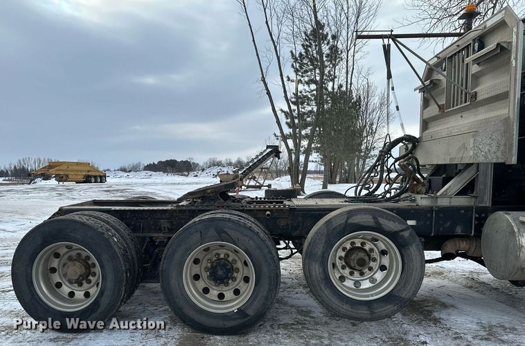 image for item DN0954 2000 Sterling  L9522 semi truck