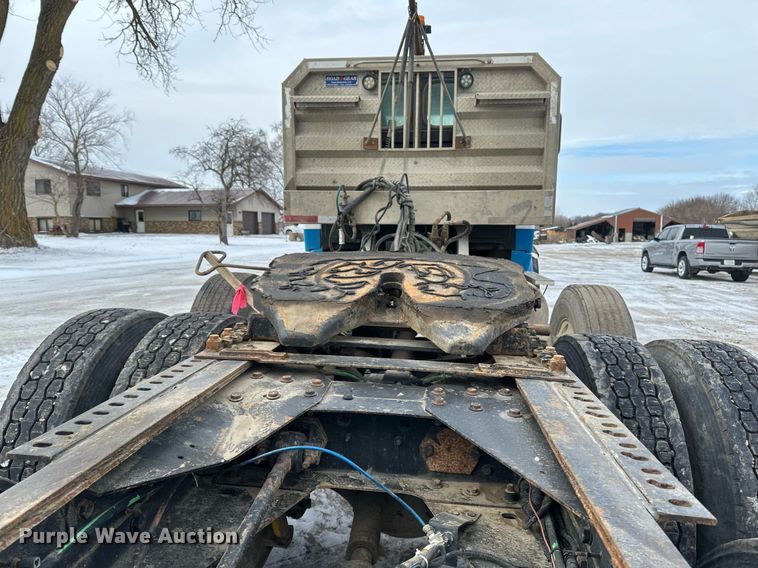 image for item DN0954 2000 Sterling  L9522 semi truck