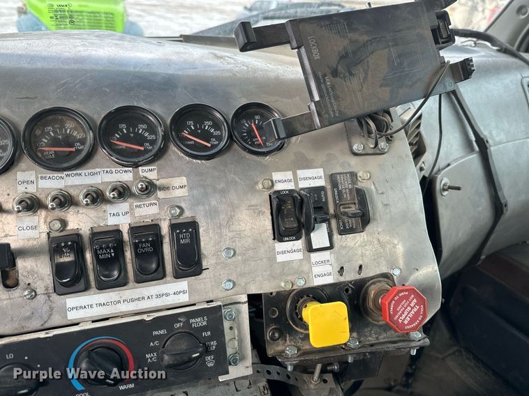 image for item DN0954 2000 Sterling  L9522 semi truck