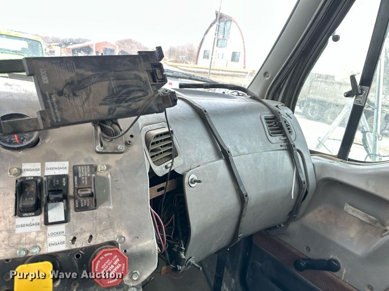 image for item DN0954 2000 Sterling  L9522 semi truck