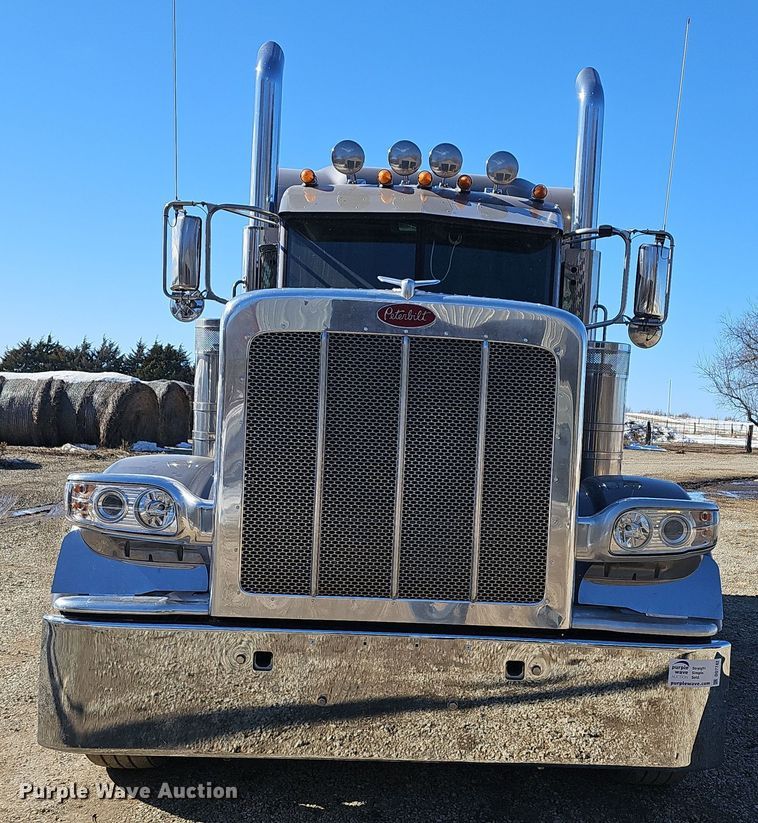image for item DO7742 2018 Peterbilt 389 semi truck
