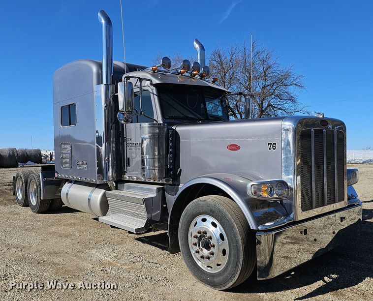 image for item DO7742 2018 Peterbilt 389 semi truck