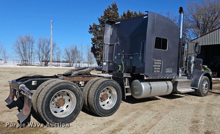 image for item DO7742 2018 Peterbilt 389 semi truck