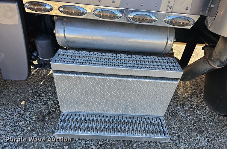 image for item DO7742 2018 Peterbilt 389 semi truck