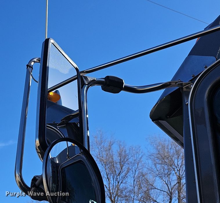 image for item DO7742 2018 Peterbilt 389 semi truck