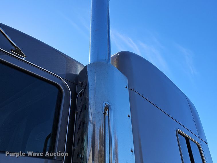 image for item DO7742 2018 Peterbilt 389 semi truck