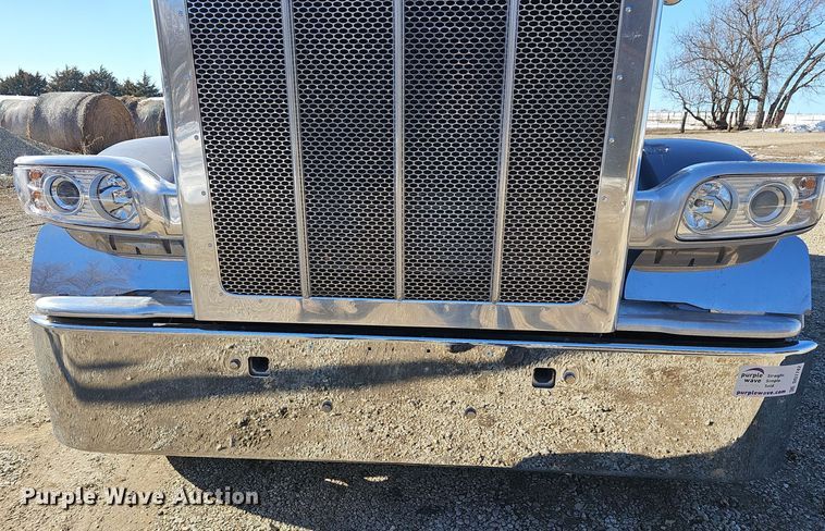 image for item DO7742 2018 Peterbilt 389 semi truck