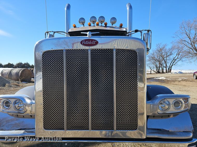 image for item DO7742 2018 Peterbilt 389 semi truck