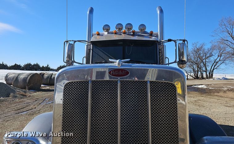 image for item DO7742 2018 Peterbilt 389 semi truck