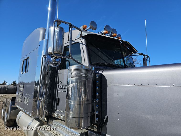 image for item DO7742 2018 Peterbilt 389 semi truck