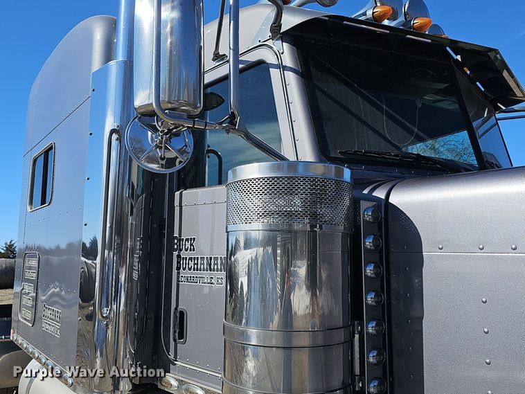 image for item DO7742 2018 Peterbilt 389 semi truck