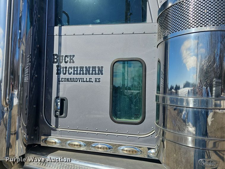 image for item DO7742 2018 Peterbilt 389 semi truck