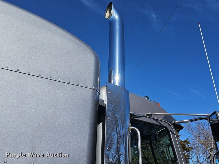 image for item DO7742 2018 Peterbilt 389 semi truck