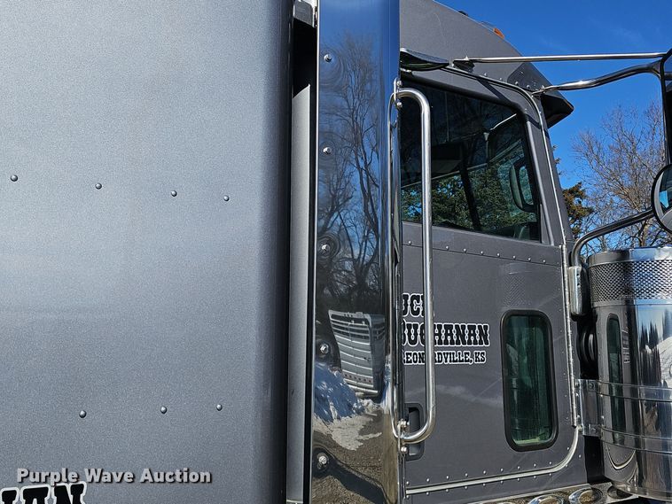 image for item DO7742 2018 Peterbilt 389 semi truck