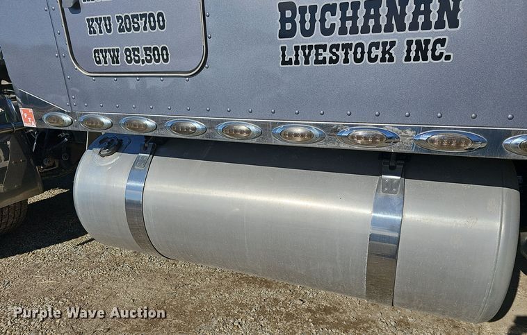 image for item DO7742 2018 Peterbilt 389 semi truck