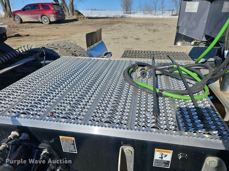 image for item DO7742 2018 Peterbilt 389 semi truck